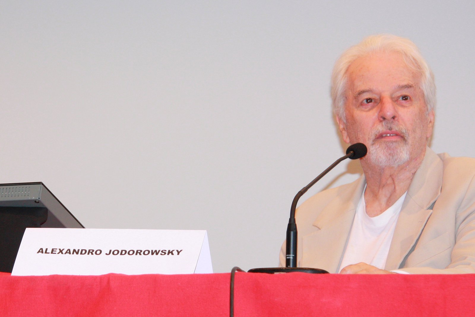 Alexandro "Ojo d'Oro" Jodorowsky Prullanski nació el 17 de febrero de 1929 en Tocopilla, Región de Antofagasta, en Chile.